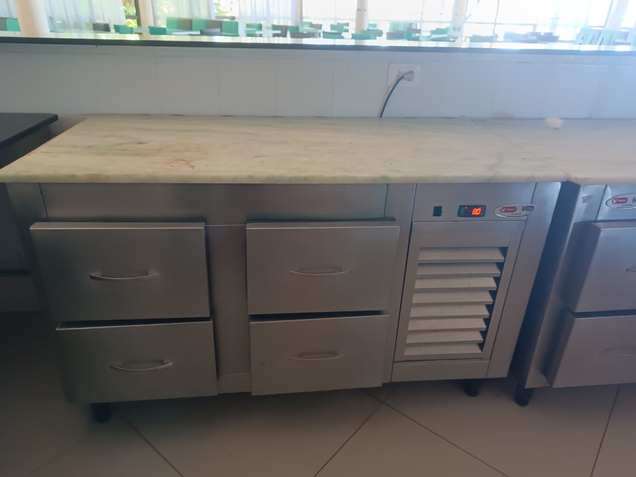 Balcão refrigerado de inox com gavetas e controle de temperatura